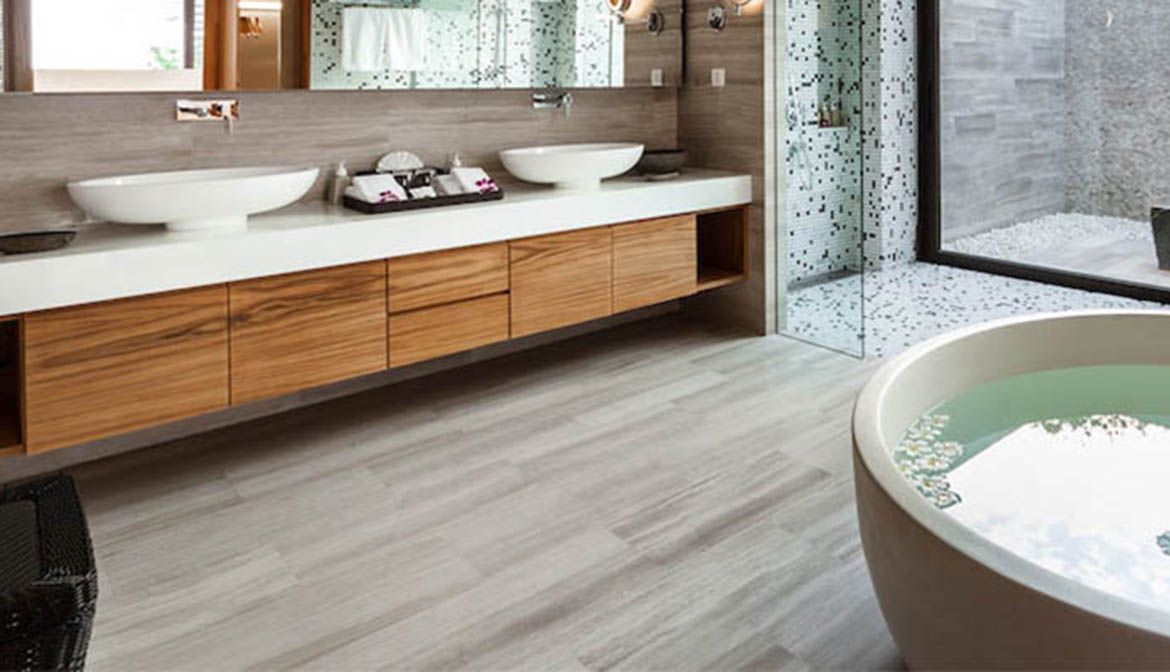 Flush-mounted skirting boards: a stylish accent in the bathroom
